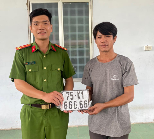 Công an xã Lộc Trì trao biển số 75K1-666.66 cho chú ruột của anh Trần Hữu Mãng. CÔNG AN CUNG CẤP