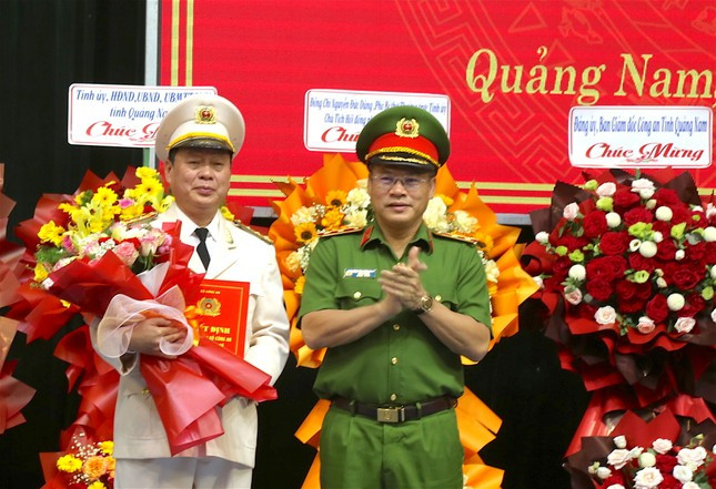 Thứ trưởng Nguyễn Văn Long trao quyết định của Bộ trưởng Bộ Công an về điều động, bổ nhiệm Giám đốc Công an tỉnh Quảng Nam cho Đại tá Nguyễn Hữu Hợp. Ảnh: Hoài Văn