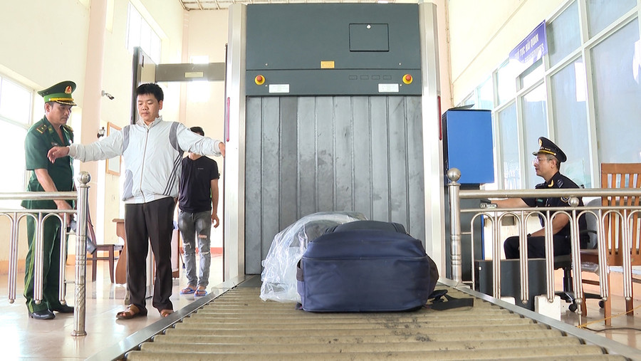 Bộ đội Biên phòng phối hợp với công chức Hải quan kiểm tra người và hàng hóa thông quan tại Cửa khẩu Quốc tế Lệ Thanh. Ảnh: Hữu Trường Bộ đội Biên phòng phối hợp với công chức Hải quan kiểm tra người và hàng hóa thông quan tại Cửa khẩu Quốc tế Lệ Thanh. Ảnh: Hữu Trường
