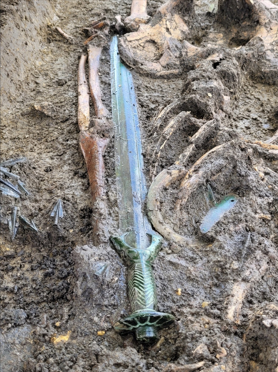 Thanh kiếm gần như còn mới nguyên được tìm thấy trong một ngôi mộ từ thời đồ đồng ở Đức. Ảnh: Twitter/Nina Willburger Thanh kiếm gần như còn mới nguyên được tìm thấy trong một ngôi mộ từ thời đồ đồng ở Đức. Ảnh: Twitter/Nina Willburger