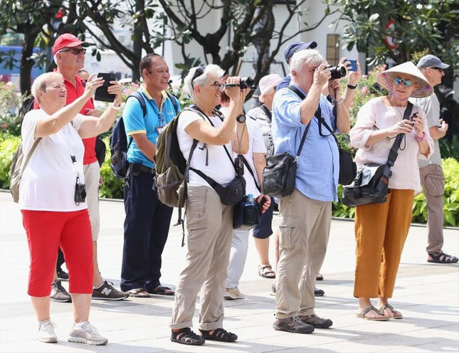 Du khách chụp hình tại khu Phố đi bộ Nguyễn Huệ (quận 1) Du khách chụp hình tại khu Phố đi bộ Nguyễn Huệ (quận 1)