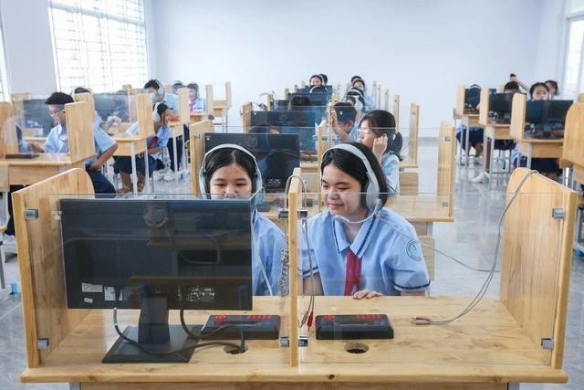Học sinh học tiếng Anh trong phòng chức năng. ẢNH: NHẬT THỊNH Học sinh học tiếng Anh trong phòng chức năng. ẢNH: NHẬT THỊNH