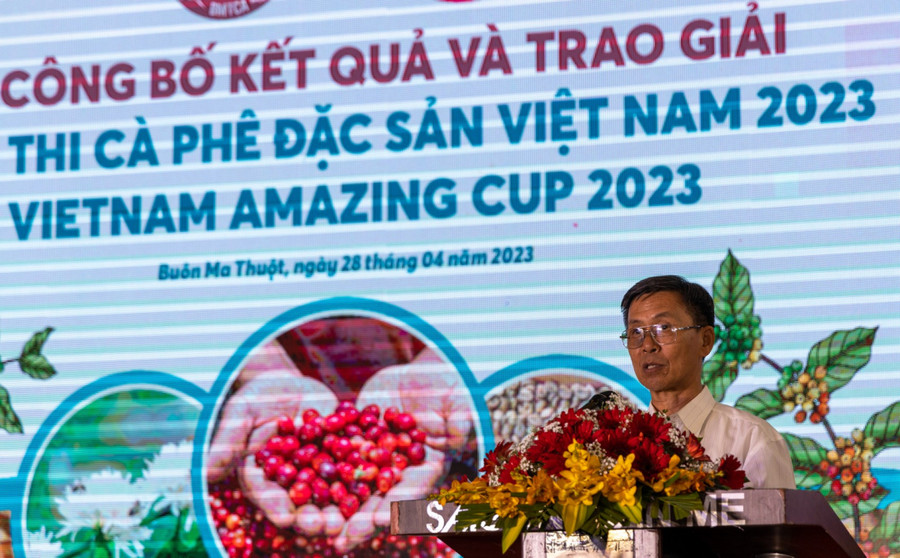 Ông Trịnh Đức Minh, Chủ tịch Hiệp hội Cà phê Buôn Ma Thuột phát biểu khai mạc buổi lễ. (Ảnh: Hoàng Gia) Ông Trịnh Đức Minh, Chủ tịch Hiệp hội Cà phê Buôn Ma Thuột phát biểu khai mạc buổi lễ. (Ảnh: Hoàng Gia)