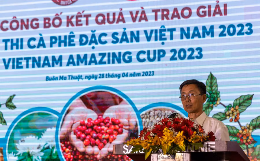 Ông Trịnh Đức Minh, Chủ tịch Hiệp hội Cà phê Buôn Ma Thuột phát biểu khai mạc buổi lễ. (Ảnh: Hoàng Gia)