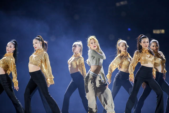 Bên cạnh những thước phim hậu trường về đời sống cá nhân, Tri âm The Movie: Người giữ thời gian còn tái hiện những màn biểu diễn &quot;cực cháy&quot; của nữ ca sĩ. Ảnh:NETFLIX