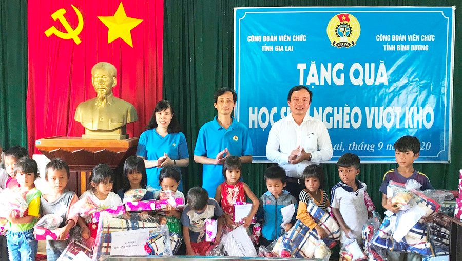 Công đoàn Viên chức tỉnh Gia Lai phối hợp với Công đoàn Viên chức tỉnh Bình Dương tặng quà cho học sinh nghèo vượt khó. Ảnh: Đ.Y Công đoàn Viên chức tỉnh Gia Lai phối hợp với Công đoàn Viên chức tỉnh Bình Dương tặng quà cho học sinh nghèo vượt khó. Ảnh: Đ.Y