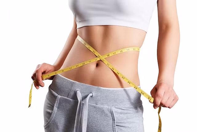 Phần nước trong ly nước chanh có thể gián tiếp giúp ích cho nỗ lực giảm cân. Ảnh: SHUTTERSTOCK