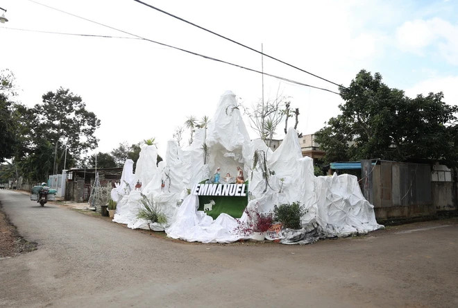 Giáo xứ Vinh Hòa, xã Ea Ktur, huyện Cư Kuin, tỉnh Đắk Lắk đã đóng góp 100% kinh phí xây dựng hơn 5km đường nhựa và hệ thống mương thoát nước trên 5 tỷ đồng. (Ảnh: Tuấn Anh/TTXVN) Giáo xứ Vinh Hòa, xã Ea Ktur, huyện Cư Kuin, tỉnh Đắk Lắk đã đóng góp 100% kinh phí xây dựng hơn 5km đường nhựa và hệ thống mương thoát nước trên 5 tỷ đồng. (Ảnh: Tuấn Anh/TTXVN)