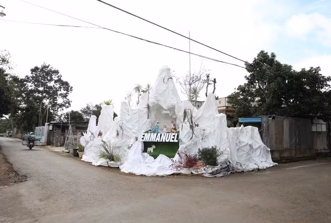 Giáo xứ Vinh Hòa, xã Ea Ktur, huyện Cư Kuin, tỉnh Đắk Lắk đã đóng góp 100% kinh phí xây dựng hơn 5km đường nhựa và hệ thống mương thoát nước trên 5 tỷ đồng. (Ảnh: Tuấn Anh/TTXVN)