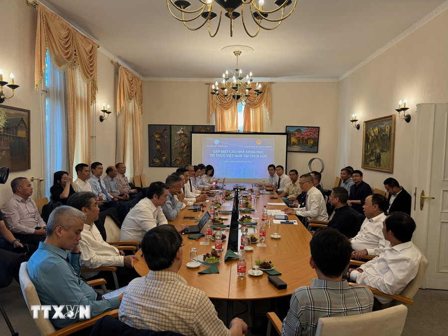 Bộ trưởng Khoa học và Công nghệ Huỳnh Thành Đạt gặp mặt các nhà khoa học, trí thức Việt Nam tại CHLB Đức. (Ảnh: Thu Hằng/TTXVN) Bộ trưởng Khoa học và Công nghệ Huỳnh Thành Đạt gặp mặt các nhà khoa học, trí thức Việt Nam tại CHLB Đức. (Ảnh: Thu Hằng/TTXVN)
