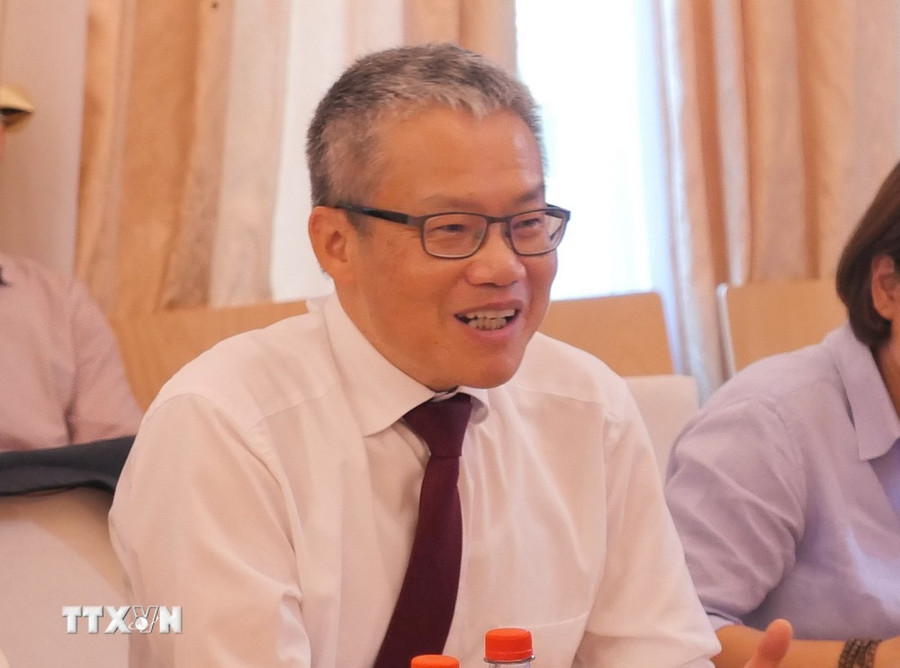 Giáo sư-Tiến sỹ Khoa học Nguyễn Xuân Thính, Trưởng nhóm nghiên cứu tại Đại học TU Dortmund, Chủ tịch VGInetwork phát biểu tại cuộc gặp mặt. (Ảnh: Thu Hằng/TTXVN) Giáo sư-Tiến sỹ Khoa học Nguyễn Xuân Thính, Trưởng nhóm nghiên cứu tại Đại học TU Dortmund, Chủ tịch VGInetwork phát biểu tại cuộc gặp mặt. (Ảnh: Thu Hằng/TTXVN)