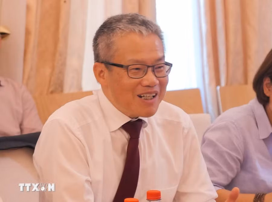 Giáo sư-Tiến sỹ Khoa học Nguyễn Xuân Thính, Trưởng nhóm nghiên cứu tại Đại học TU Dortmund, Chủ tịch VGInetwork phát biểu tại cuộc gặp mặt. (Ảnh: Thu Hằng/TTXVN)