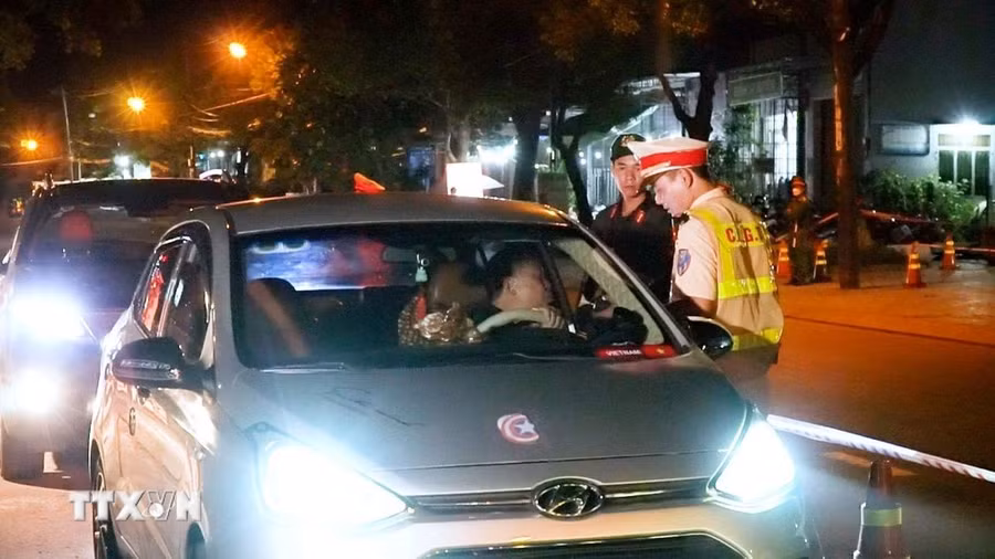 Công an kiểm tra nồng độ cồn chủ phương tiện tham gia giao thông. (Ảnh minh họa: Hồng Điệp/TTXVN)