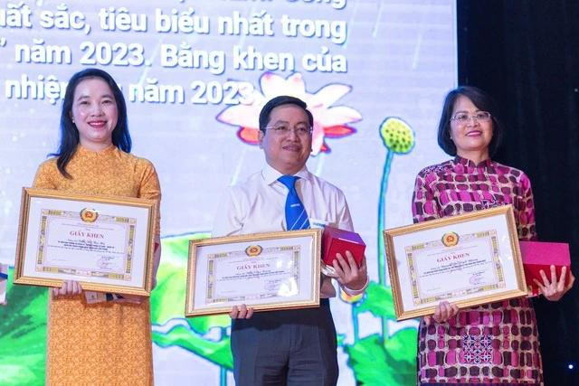 Ba đảng viên tiêu biểu Báo Thanh Niên được tuyên dương tại chương trình. Ảnh: TUẤN MINH Ba đảng viên tiêu biểu Báo Thanh Niên được tuyên dương tại chương trình. Ảnh: TUẤN MINH