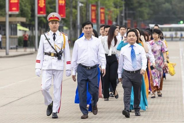 Các đại biểu vào Lăng viếng Bác trước khi tham gia lễ tuyên dương. Ảnh: TUẤN MINH Các đại biểu vào Lăng viếng Bác trước khi tham gia lễ tuyên dương. Ảnh: TUẤN MINH