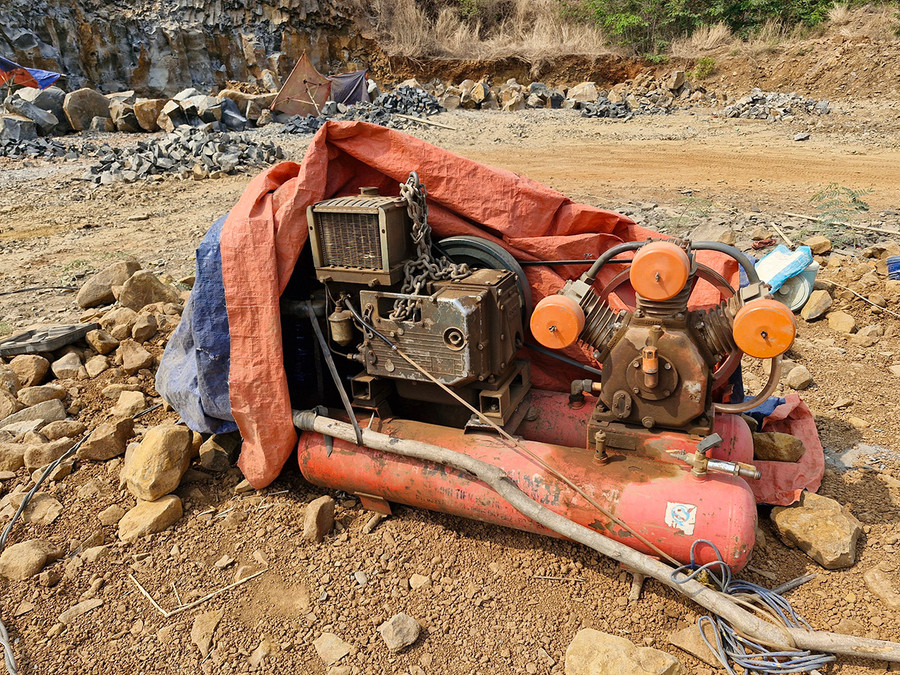 Máy máy phục vụ khai thác đá trái phép tại hiện trường. Ảnh: V.H