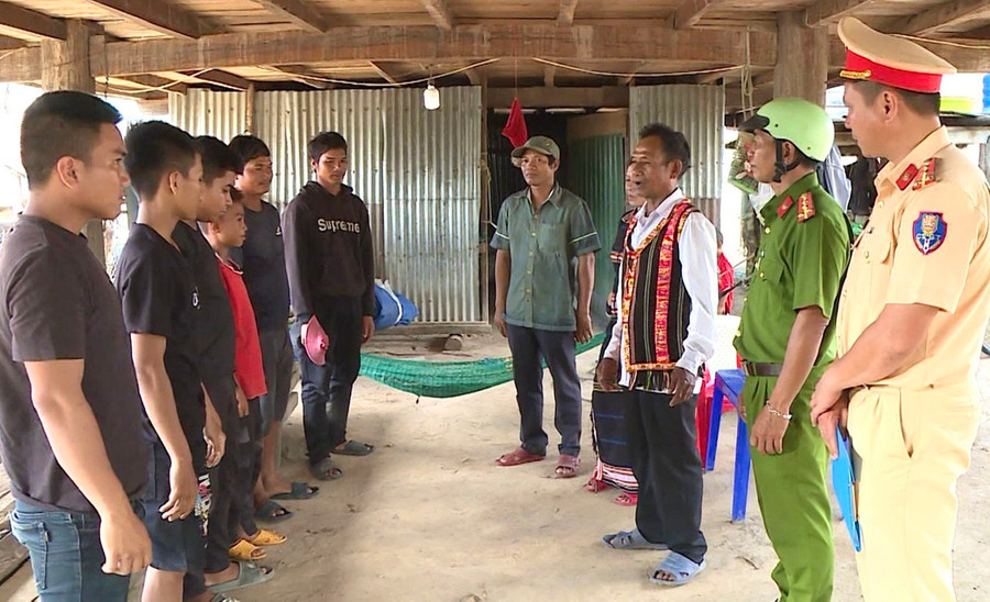 Già làng Rơ Mah Pếp (thôn Vòong Boong, xã Chư Răng, huyện Ia Pa) phối hợp cùng lực lượng công an tuyên truyền nhắc nhở các thanh-thiếu niên chấp hành Luật Giao thông đường bộ. Ảnh: Minh Phương Già làng Rơ Mah Pếp (thôn Vòong Boong, xã Chư Răng, huyện Ia Pa) phối hợp cùng lực lượng công an tuyên truyền nhắc nhở các thanh-thiếu niên chấp hành Luật Giao thông đường bộ. Ảnh: Minh Phương