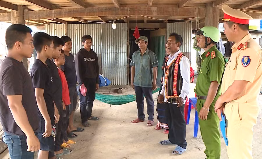 Già làng Rơ Mah Pếp (thôn Vòong Boong, xã Chư Răng, huyện Ia Pa) phối hợp cùng lực lượng công an tuyên truyền nhắc nhở các thanh-thiếu niên chấp hành Luật Giao thông đường bộ. Ảnh: Minh Phương