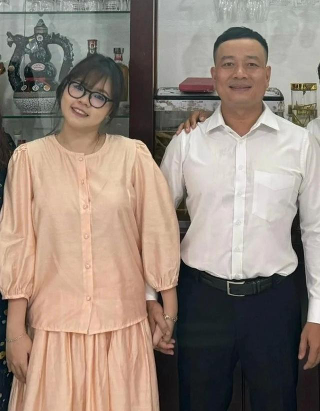 Hai người cách nhau 20 tuổi nhưng không có nhiều khác biệt trong suy nghĩ. Ảnh NVCC