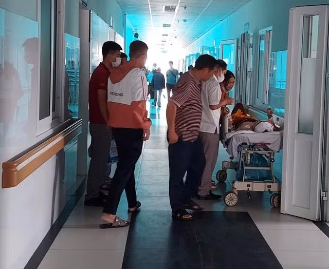 Các nạn nhân đang được điều trị tại Bệnh viện đa khoa tỉnh Kon Tum. Ảnh: Đức Nhật