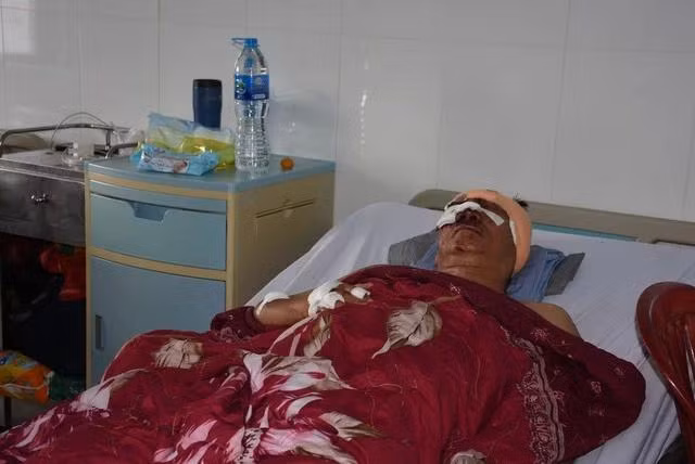 1 trong số 24 người bị thương sau vụ tai nạn trên QL24. Ảnh: Đức Nhật 1 trong số 24 người bị thương sau vụ tai nạn trên QL24. Ảnh: Đức Nhật