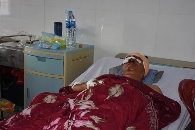 1 trong số 24 người bị thương sau vụ tai nạn trên QL24. Ảnh: Đức Nhật 1 trong số 24 người bị thương sau vụ tai nạn trên QL24. Ảnh: Đức Nhật