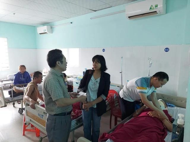 Ban An toàn giao thông tỉnh Kon Tum thăm hỏi các nạn nhân. Ảnh: Đức Nhật Ban An toàn giao thông tỉnh Kon Tum thăm hỏi các nạn nhân. Ảnh: Đức Nhật