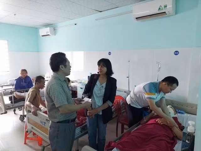 Ban An toàn giao thông tỉnh Kon Tum thăm hỏi các nạn nhân. Ảnh: Đức Nhật