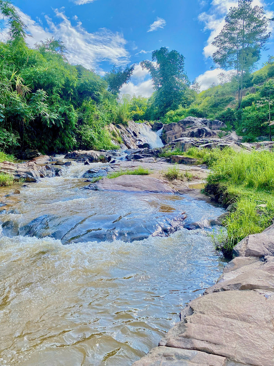 Thác Pơnơu xanh mát bóng cây rừng ở làng Kon Pơdram. Ảnh: V.T.T Thác Pơnơu xanh mát bóng cây rừng ở làng Kon Pơdram. Ảnh: V.T.T