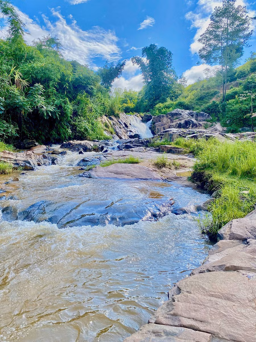 Thác Pơnơu xanh mát bóng cây rừng ở làng Kon Pơdram. Ảnh: V.T.T