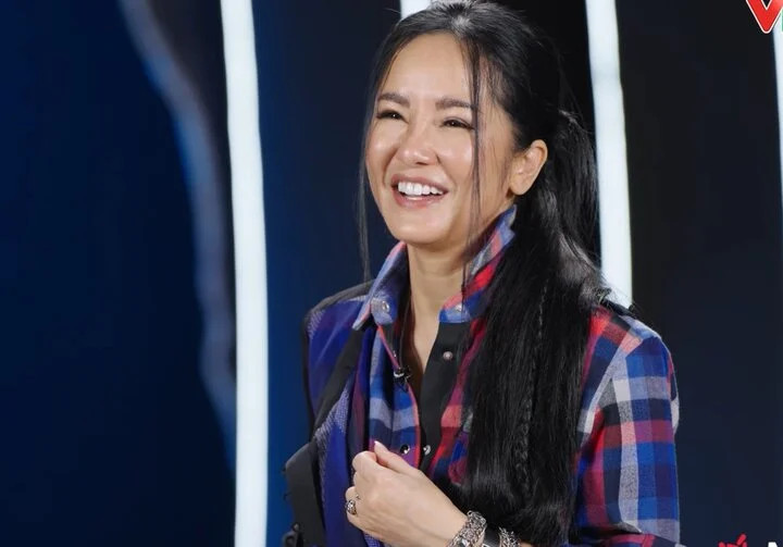 Diva Hồng Nhung tiết lộ việc xin phép Mỹ Tâm trước khi làm mới ca khúc &quot;Như một giấc mơ&quot;.