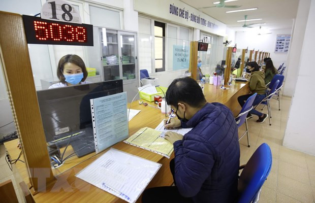 Giải quyết chế độ bảo hiểm cho người lao động. (Ảnh: PV/Vietnam+) Giải quyết chế độ bảo hiểm cho người lao động. (Ảnh: PV/Vietnam+)