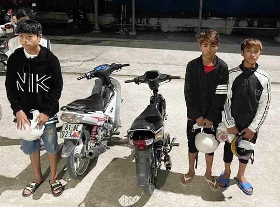 Các thanh-thiếu niên vi phạm Luật Giao thông đường bộ bị Công an thị xã An khê xử phạt. Ảnh: Hạ Vy