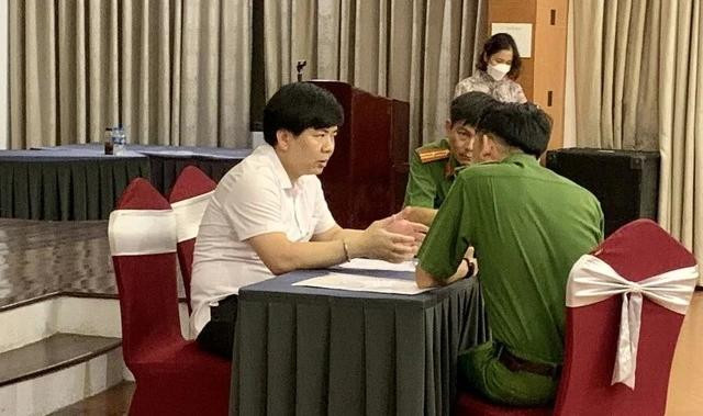 Công an Q.10 làm việc với Shark Thủy tại cuộc họp cuối cùng ở TP.HCM trước khi bị bắt tạm giam. Ảnh: VŨ ĐOAN