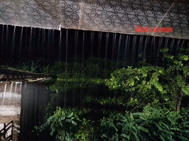 Trận mưa to lúc rạng sáng nay 13-9 khiến nhiều người ở Làng Nủ không thể nào chợp mắt bởi nỗi ám ảnh của những cơn mưa, khi trận lũ quét, sạt lở đất kinh hoàng diễn ra sáng sớm ngày 10-9 đã khiến 45 người chết và 50 người đang mất tích - Ảnh: Văn Duẩn