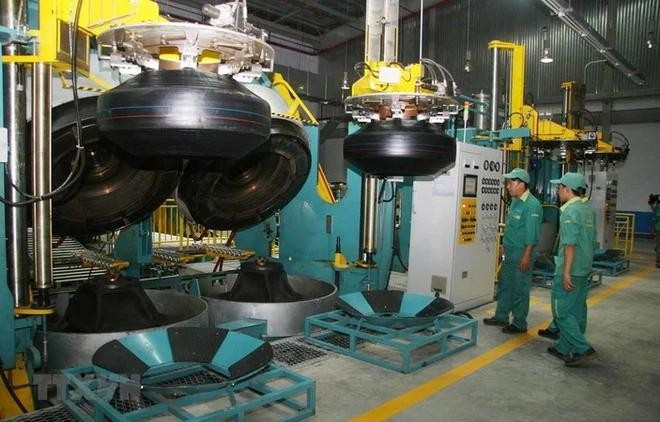 Hoạt động sản xuất tại nhà máy sản xuất lốp xe tải Radial của Công ty cổ phần Cao su Đà Nẵng, tại Khu công nghiệp Liên Chiểu, thành phố Đà Nẵng. (Ảnh: TTXVN) Hoạt động sản xuất tại nhà máy sản xuất lốp xe tải Radial của Công ty cổ phần Cao su Đà Nẵng, tại Khu công nghiệp Liên Chiểu, thành phố Đà Nẵng. (Ảnh: TTXVN)