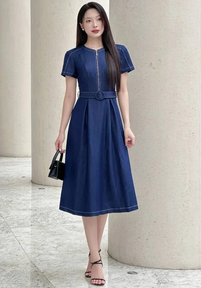 Mẫu váy có thiết kế đơn giản nhưng tinh tế, khơi gợi vóc dáng thon gọn và đường cong gợi cảm nơi quý cô. Vải denim lụa thoải mái giúp người mặc tự tin di chuyển và hoạt động. Đặc biệt phần ngực được điểm xuyết bởi chi tiết khóa kéo đồng sang trọng, mang đến một nét cá tính đặc biệt cho người mặc Mẫu váy có thiết kế đơn giản nhưng tinh tế, khơi gợi vóc dáng thon gọn và đường cong gợi cảm nơi quý cô. Vải denim lụa thoải mái giúp người mặc tự tin di chuyển và hoạt động. Đặc biệt phần ngực được điểm xuyết bởi chi tiết khóa kéo đồng sang trọng, mang đến một nét cá tính đặc biệt cho người mặc