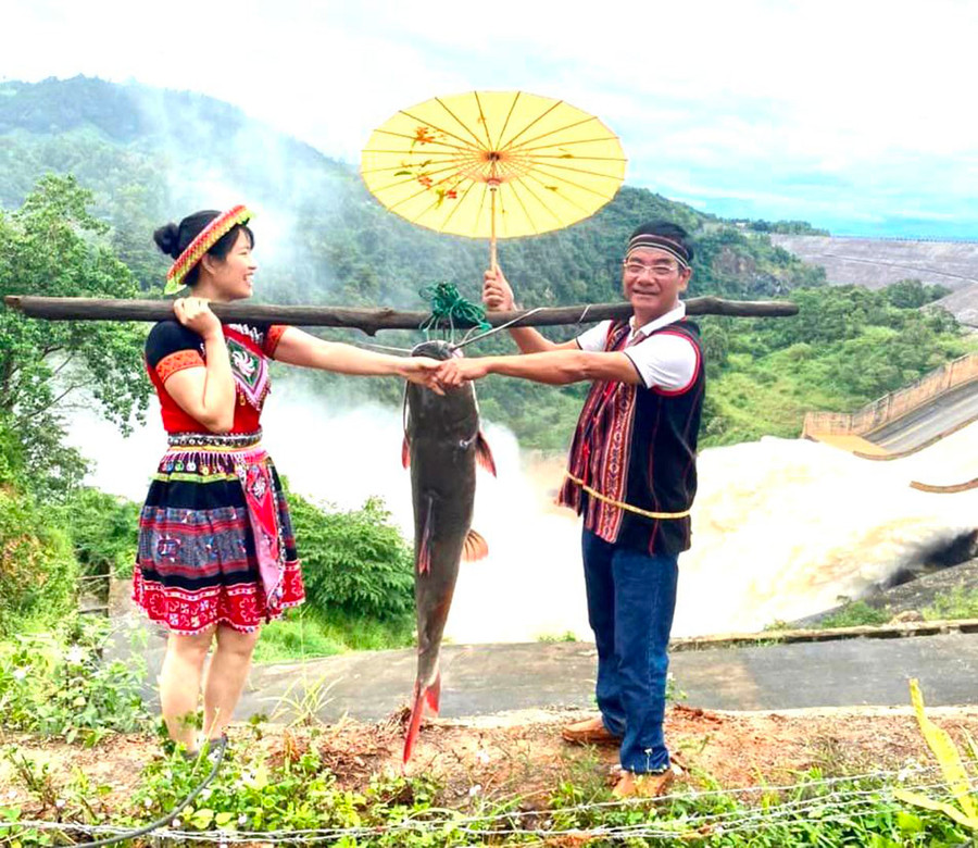 Nguyễn Chất Sâm (bìa phải)-Giám đốc Công ty TNHH Farmstay Sâm Phát Ialy giới thiệu cá lăng Sê San tại Farmstay Sâm Phát Ia ly. Ảnh: Nguyễn Sâm