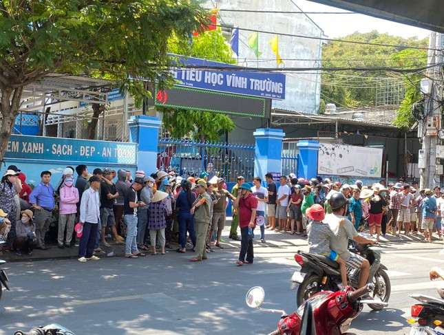Phụ huynh tập trung trước cổng trường Tiểu học Vĩnh Trường sau khi học sinh nhập viện. Phụ huynh tập trung trước cổng trường Tiểu học Vĩnh Trường sau khi học sinh nhập viện.