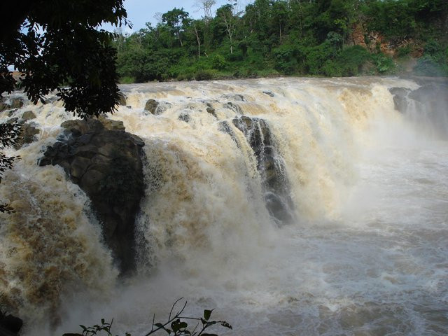 Thác Đray Nu hùng vĩ ở gần khu vực buôn Kuốp. Ảnh: TRUNG CHUYÊN Thác Đray Nu hùng vĩ ở gần khu vực buôn Kuốp. Ảnh: TRUNG CHUYÊN