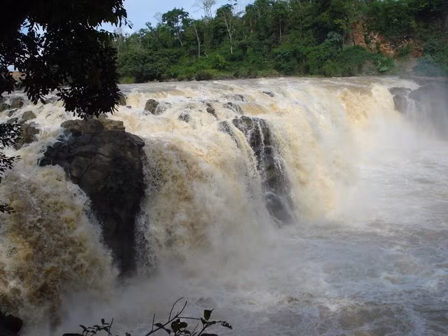 Thác Đray Nu hùng vĩ ở gần khu vực buôn Kuốp. Ảnh: TRUNG CHUYÊN