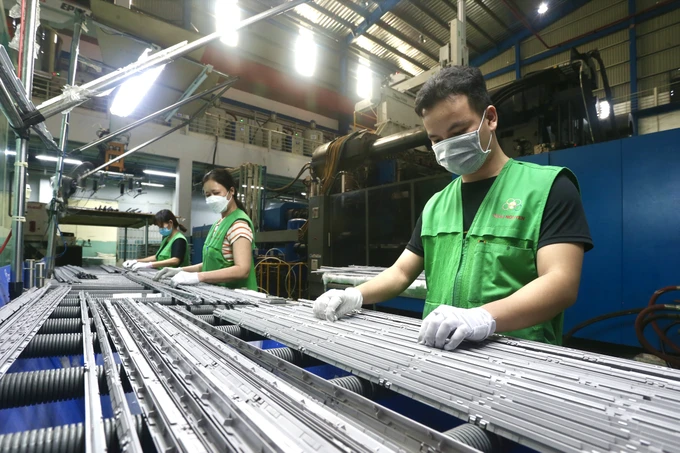 Công nhân Công ty Minh Nguyên tại Khu Công nghệ cao TPHCM trong khâu kiểm tra chi tiết sản phẩm. Ảnh: HOÀNG HÙNG Công nhân Công ty Minh Nguyên tại Khu Công nghệ cao TPHCM trong khâu kiểm tra chi tiết sản phẩm. Ảnh: HOÀNG HÙNG