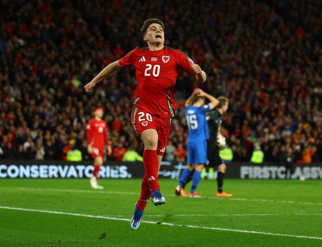 Daniel James ấn định chiến thắng 4-1 cho đội chủ nhà tại Cardiff