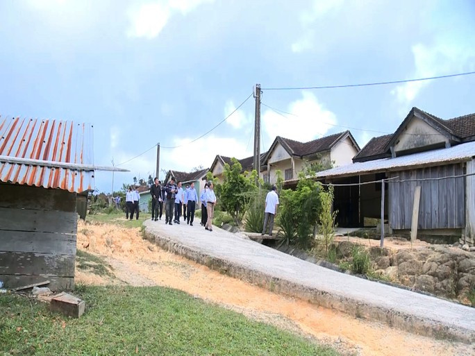 Đoàn công tác của Viện Vật lý địa cầu tiến hành khảo sát các trận động đất tại huyện Kon Plông