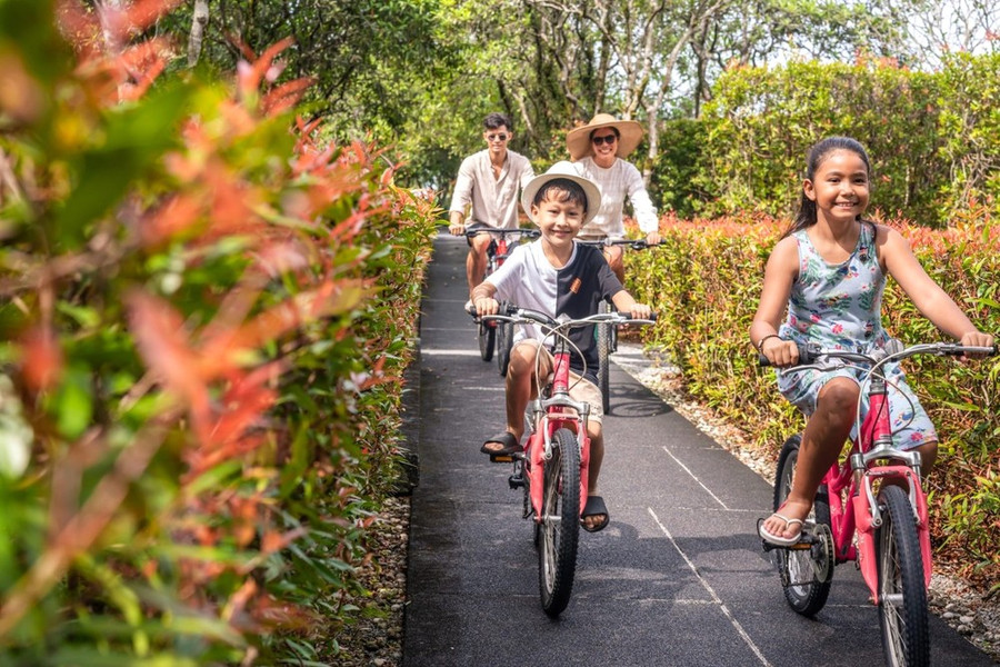 Kết hợp công việc và tận hưởng thời gian bên gia đình là lựa chọn của nhiều du khách. Ảnh: THAIPBSWORLD.COM Kết hợp công việc và tận hưởng thời gian bên gia đình là lựa chọn của nhiều du khách. Ảnh: THAIPBSWORLD.COM