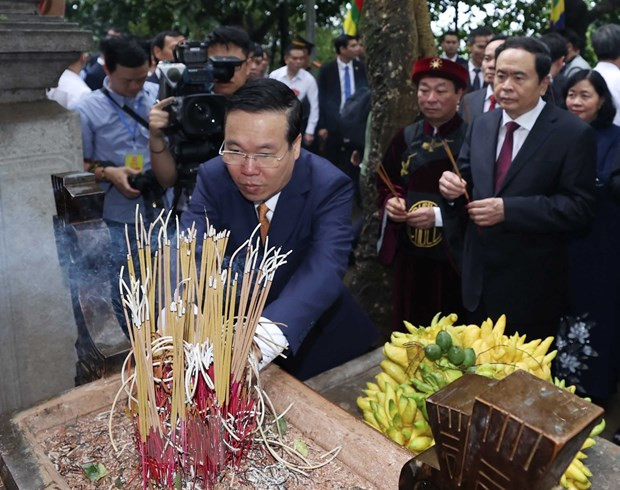 Chủ tịch nước Võ Văn Thưởng dâng hương tại Lăng Vua Hùng. (Ảnh: Thống Nhất/TTXVN) Chủ tịch nước Võ Văn Thưởng dâng hương tại Lăng Vua Hùng. (Ảnh: Thống Nhất/TTXVN)