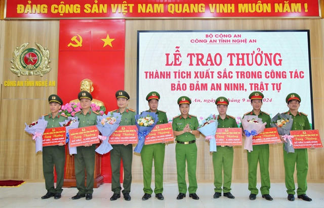 Công an tỉnh Nghệ An tổ chức trao thưởng cho các lực lượng tham gia chuyên án. Ảnh: V. Hậu Công an tỉnh Nghệ An tổ chức trao thưởng cho các lực lượng tham gia chuyên án. Ảnh: V. Hậu