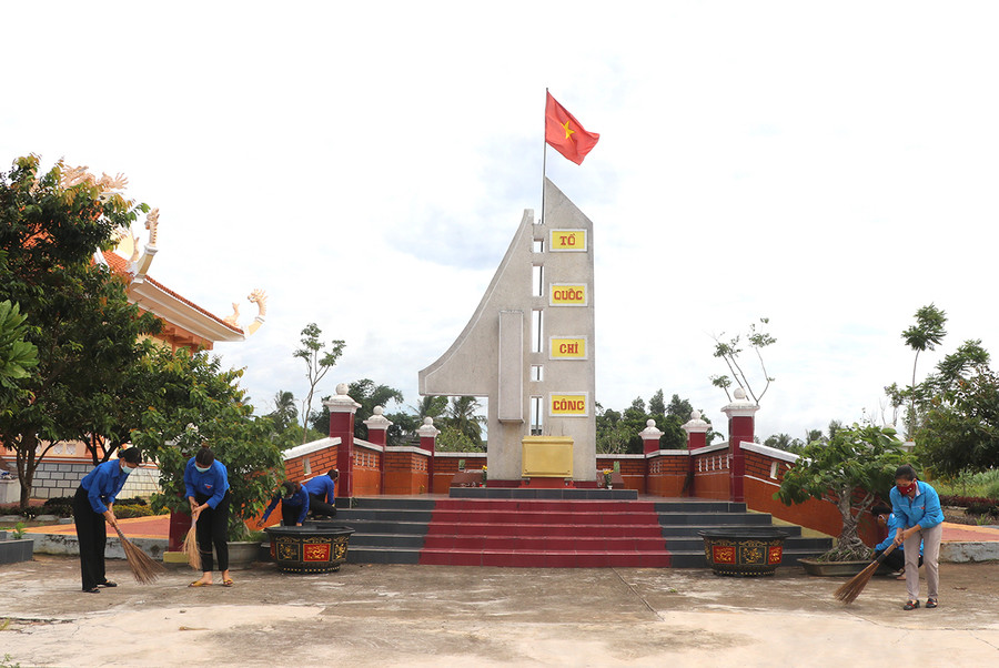 Từ năm 2017 đến nay, xã Tú An xuất ngân sách 30 triệu đồng/năm để trùng tu, tôn tạo và thuê người bảo vệ, quét dọn Khu tưởng niệm liệt sĩ Tú Thủy. Ảnh: N.M Từ năm 2017 đến nay, xã Tú An xuất ngân sách 30 triệu đồng/năm để trùng tu, tôn tạo và thuê người bảo vệ, quét dọn Khu tưởng niệm liệt sĩ Tú Thủy. Ảnh: N.M