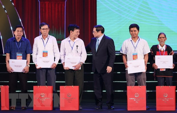 Thủ tướng Phạm Minh Chính trao kỷ vật cho thân nhân liệt sỹ. (Ảnh: Dương Giang/TTXVN) Thủ tướng Phạm Minh Chính trao kỷ vật cho thân nhân liệt sỹ. (Ảnh: Dương Giang/TTXVN)