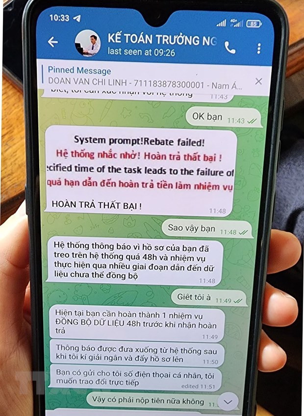 Tin nhắn của bọn lừa đảo dụ dỗ nạn nhân nộp thêm tiền để rút số tiền ảo trong tài khoản. (Ảnh: Cơ quan Điều tra cung cấp)